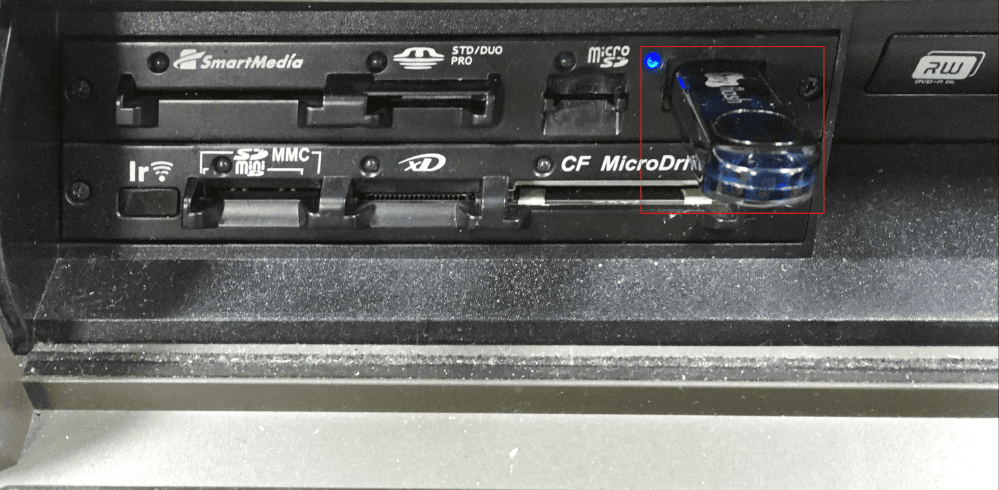 USBメモリを差し込み