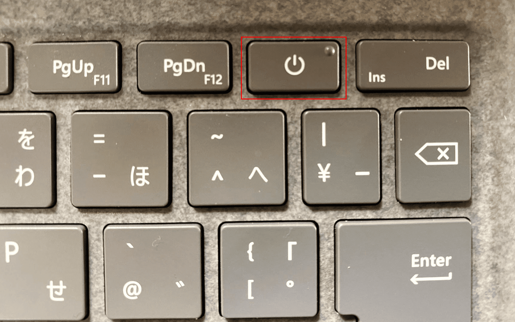 電源ボタンを押す